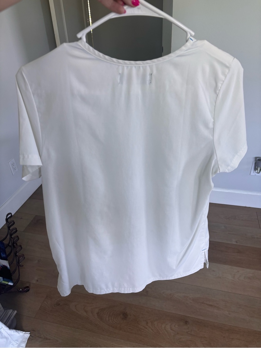 3 koi Basics Women's White V-Neck Scrub Top - Picture 2 of 3